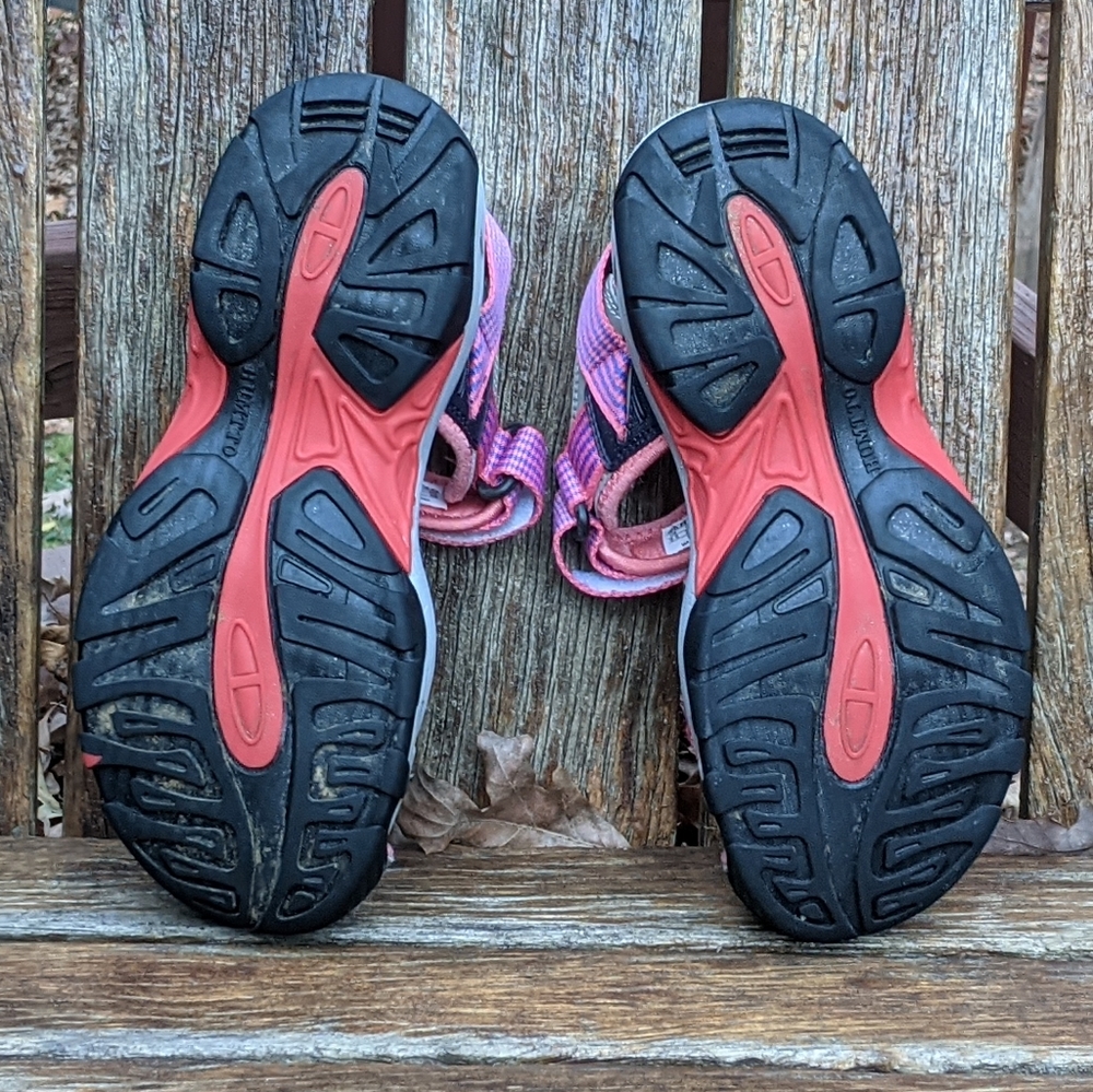 ABEO woman's outdoor sandles w/ enclosed toe. - Picture 3 of 9